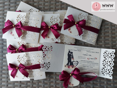 Invitatie sidefata cu margini perforate (burgundy)